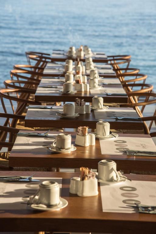 Skaists galdu izkārtojums pie Enorme Ammos Beach Resort, ar skatu uz jūru.