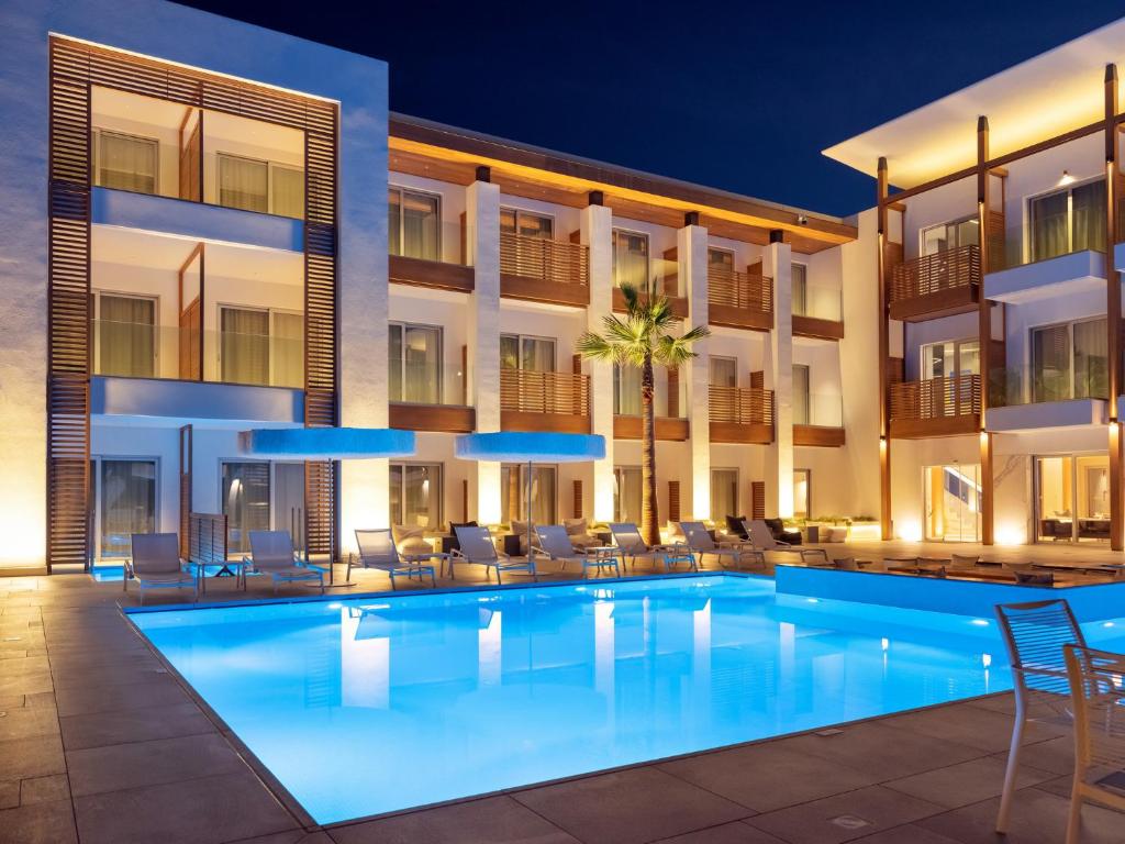 Enorme Ammos Beach Resort peldbaseins ar nakts apgaismojumu