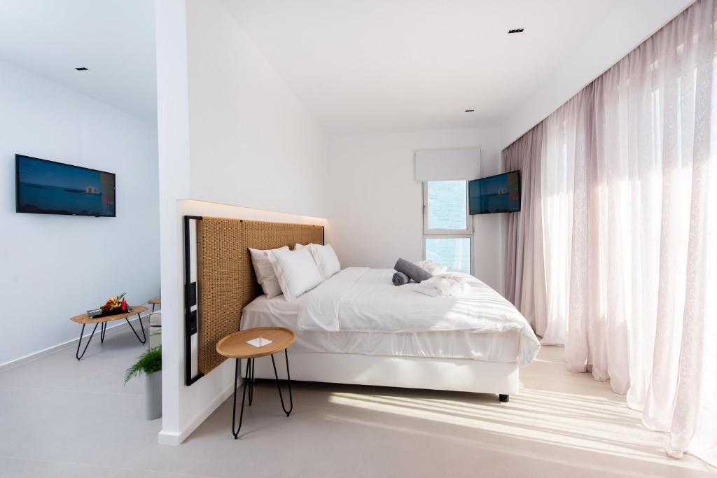 Mūsdienīgs numurs Enorme Ammos Beach Resort ar ērtu gultu un modernu televizoru.