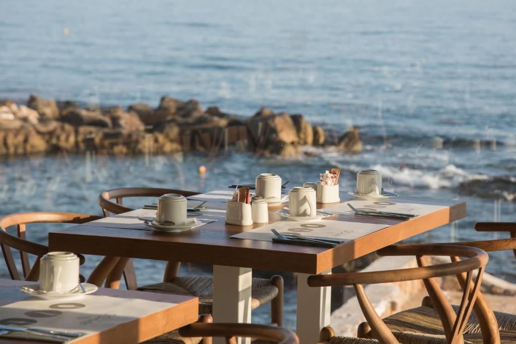 Pusdienu galds ar skatu uz jūru Enorme Ammos Beach Resort