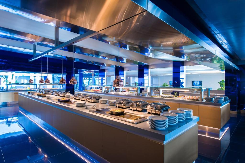 I-Restaurant pie I-Resort Beach Hotel & Spa ar bufetes galdu.