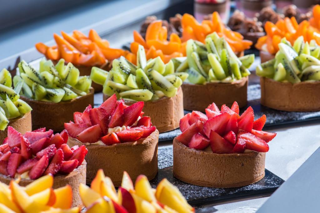 Krāsaini augļu tortes deserti I-Resort Beach Hotel & Spa