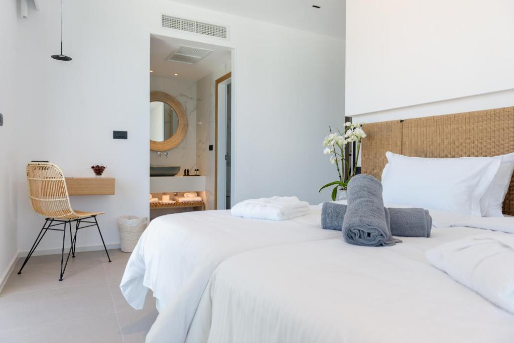 Modernais numurs Enorme Ammos Beach Resort ar diviem gultām un vannas istabu.