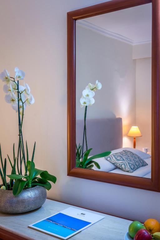 Mitsis La Vita Beach Hotel numurs ar orhidejām un gaismu