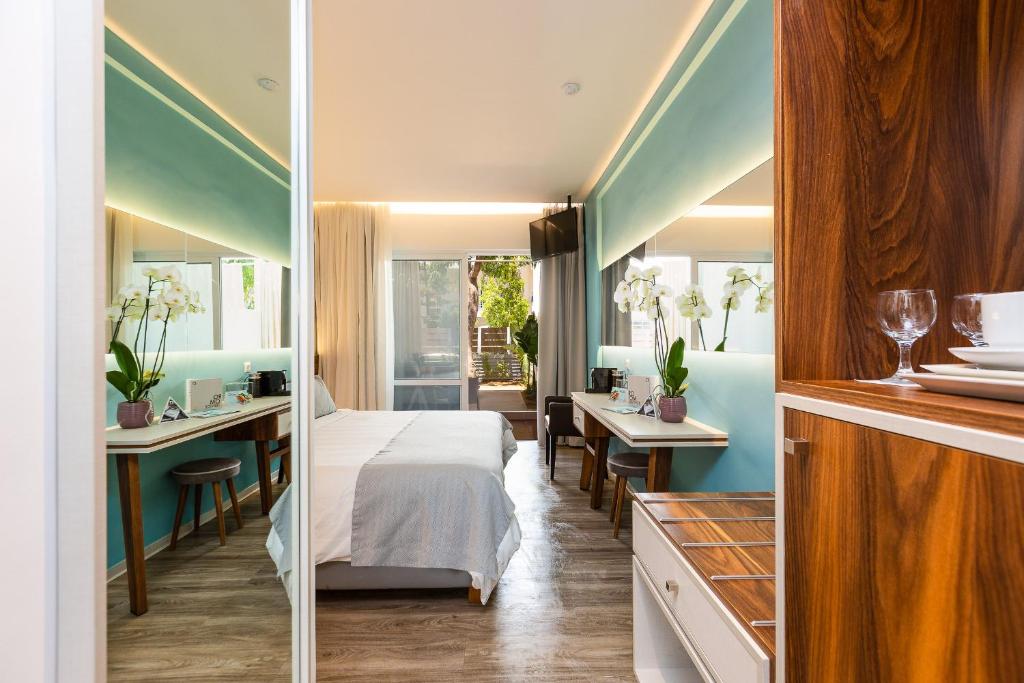 Mūsdienīgs numurs Atrium Ambiance Hotel ar gaisīgu dizainu un ērtībām.