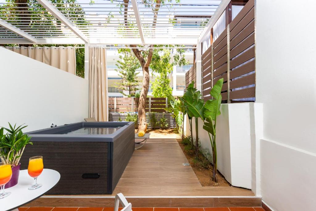 Relaksējoša terase ar džakuzi pie Atrium Ambiance Hotel