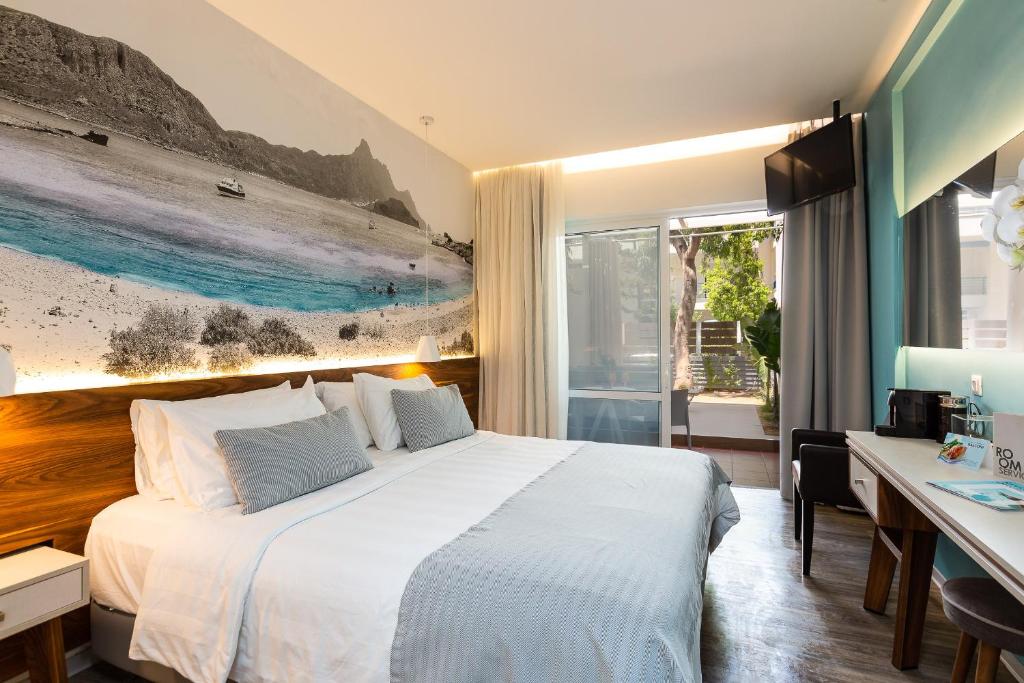 Moderns numurs ar lielu gultu un skatu uz dabu Atrium Ambiance Hotel