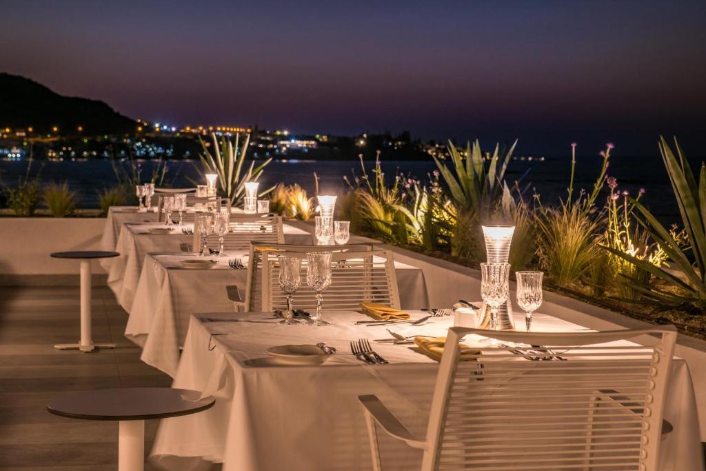 Romantiska vakariņas pie I-Resort Beach Hotel & Spa terases ar skatu uz jūru.