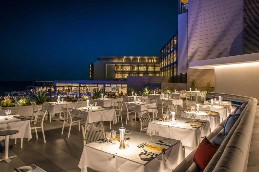 I-Resort Beach Hotel & Spa āra restorāns piekrastē naktī