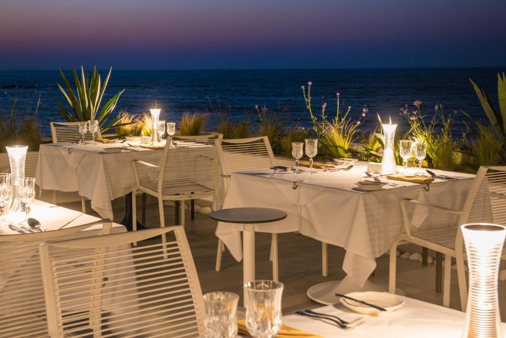 Romantiska vakariņas pie I-Resort Beach Hotel & Spa pludmales.