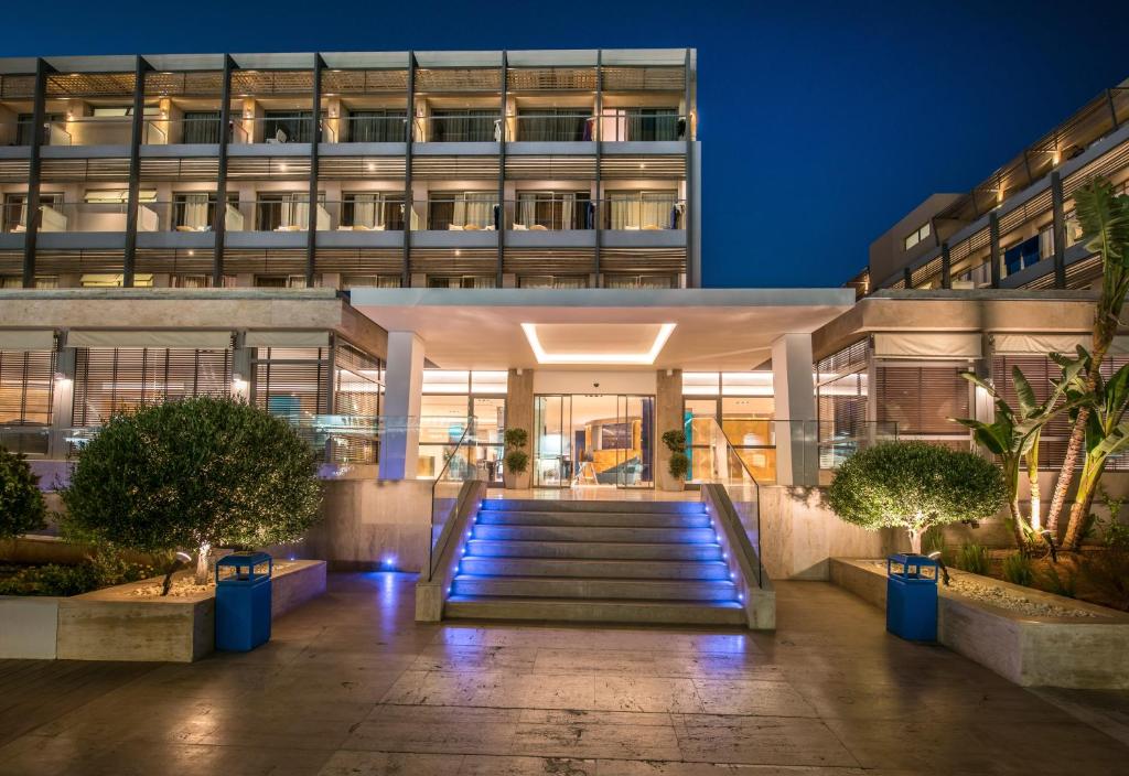 I-Resort Beach Hotel & Spa moderna ēka piekrastē ar izgaismotiem kāpņiem.