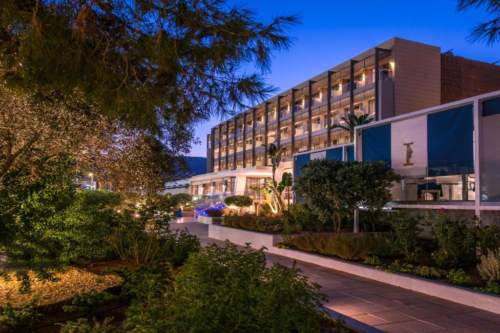 I-Resort Beach Hotel & Spa piekrastes viesnīca ar dārza ainavu un apgaismojumu.