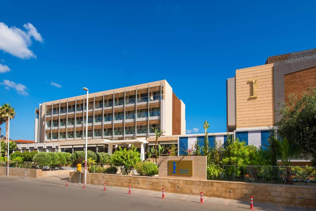 I-Resort Beach Hotel & Spa moderno arhitektūra piekrastē