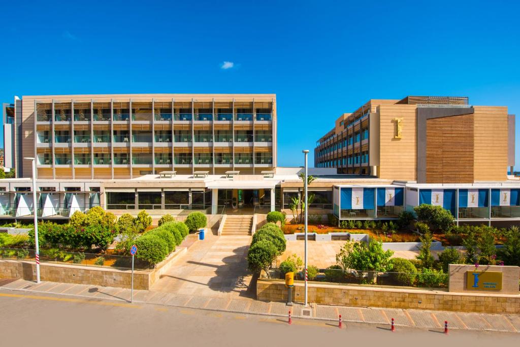 I-Resort Beach Hotel & Spa moderns arhitektūras komplekss piekrastē