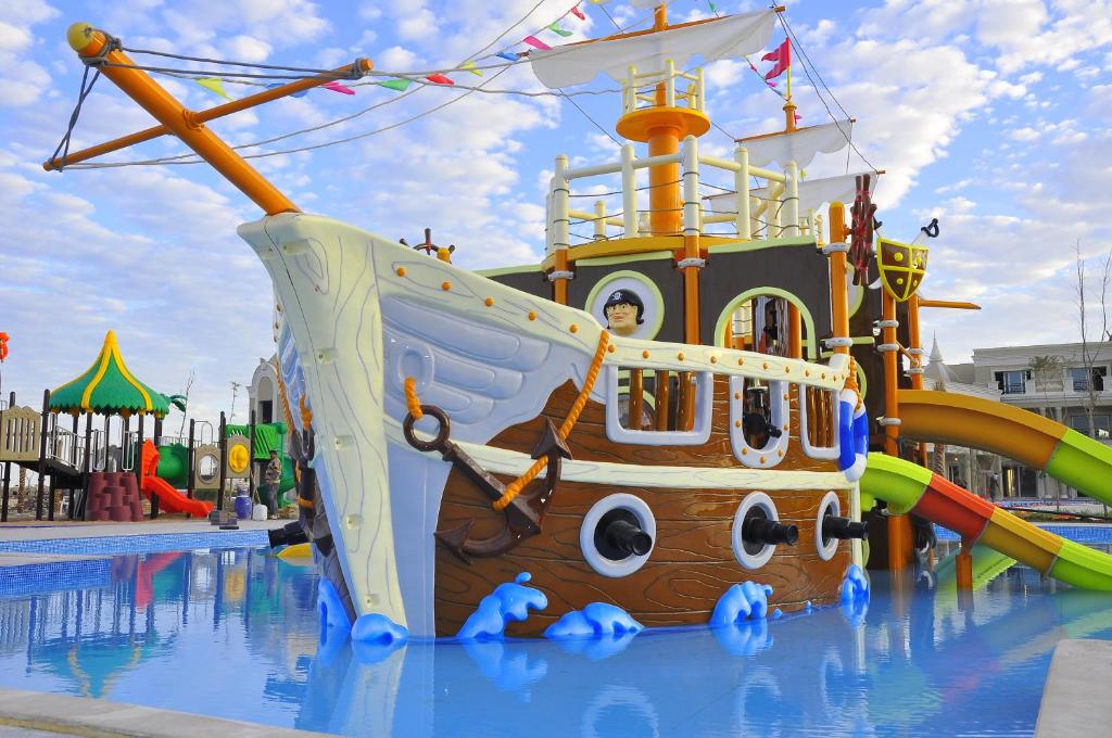 Bērnu ūdens atrakciju kuģis pie Titanic Royal Resort