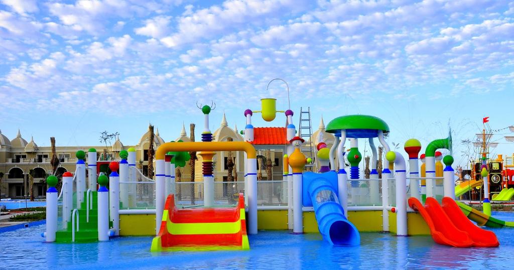 Krāsains ūdens parks Titanic Royal Resort ar slidkalniņiem un rotaļu elementiem.