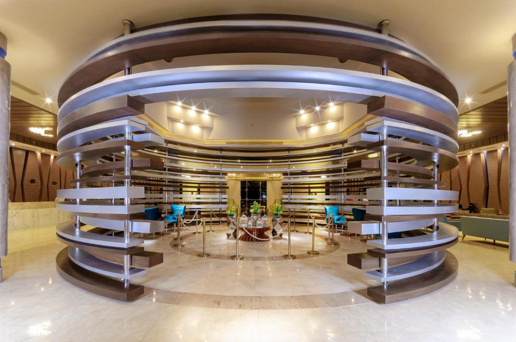 Mūsdienīgs recepcijas dizains Titanic Royal Resort