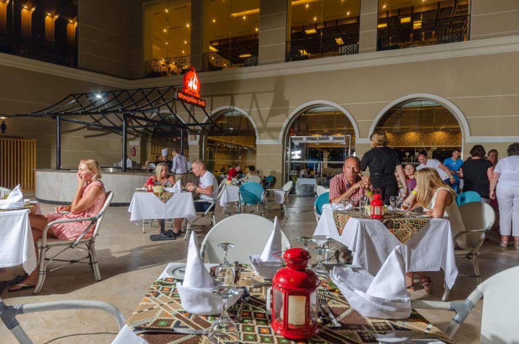 Mongolijas grila restorāns pie Titanic Royal Resort ar viesiem, kas bauda vakariņas