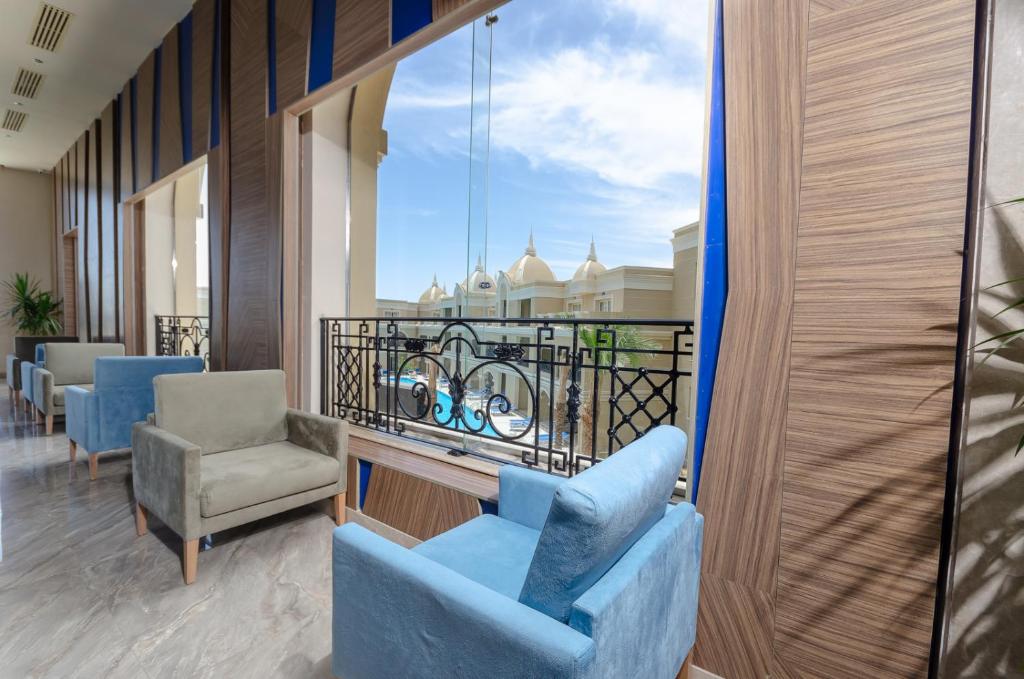 Mūsdienīgs atpūtas stūrītis viesnīcā Titanic Royal Resort ar skatu uz baseinu.