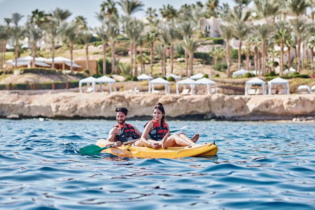 Pāris smailītē bauda ūdens sportu Four Seasons Resort Sharm El Sheikh piekrastē