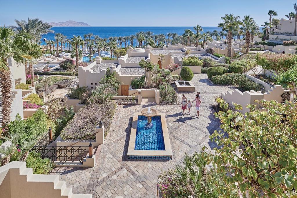 Four Seasons Resort Sharm El Sheikh teritorija ar dārziem, strūklaku un skatu uz jūru