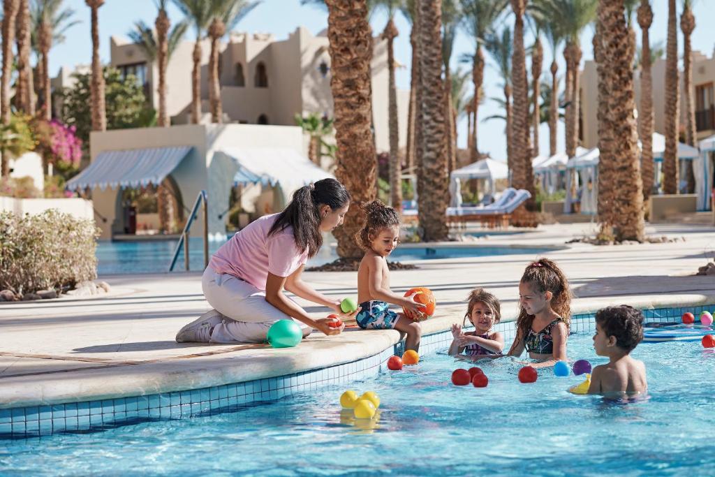 Bērnu aktivitātes un spēles baseinā viesnīcā Four Seasons Resort Sharm El Sheikh