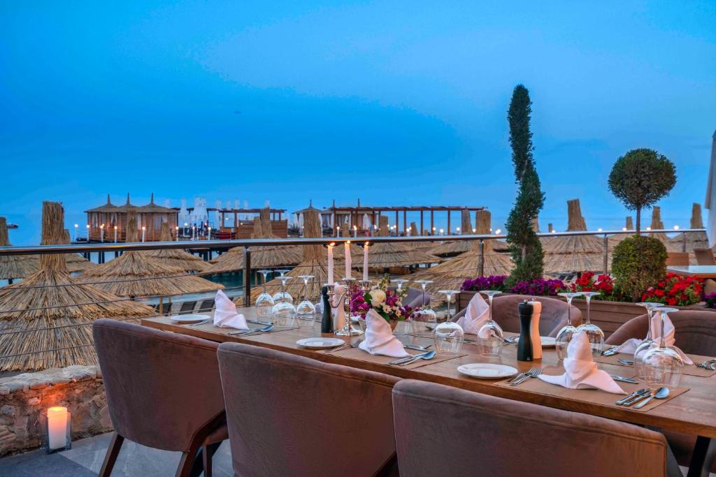 Romantiska vakariņas pie jūras restorānā Corendon Playa Kemer.