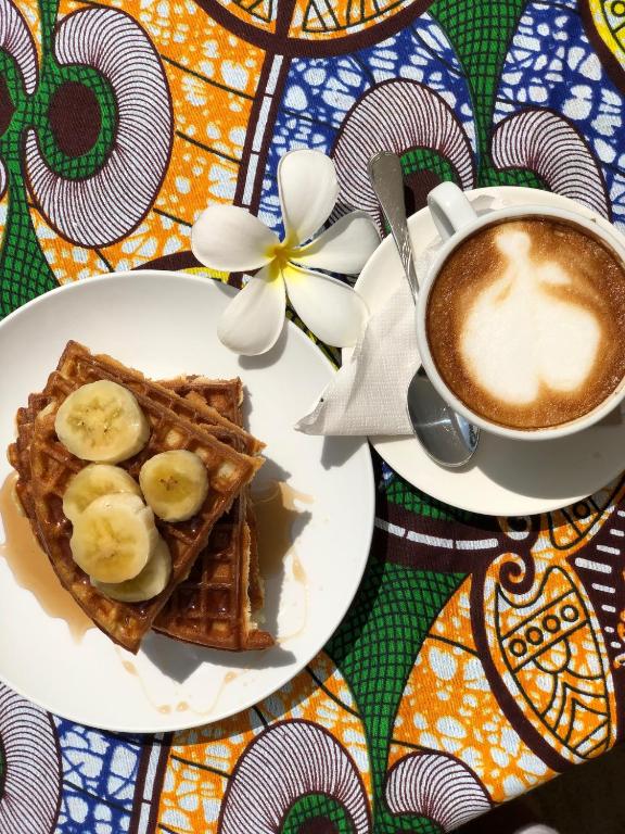 Brokastis ar vafelēm un kafiju Zanzibar Queen viesnīcā.