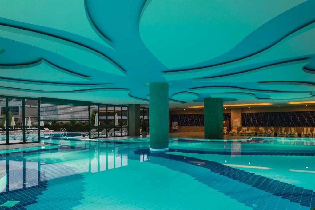 Iekštelpu baseins Magic Life Jacaranda ar modernu dizainu