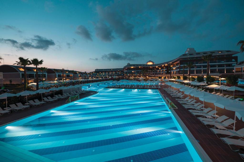 Baseins un viesnīca Magic Life Jacaranda piekrastē vakarā.