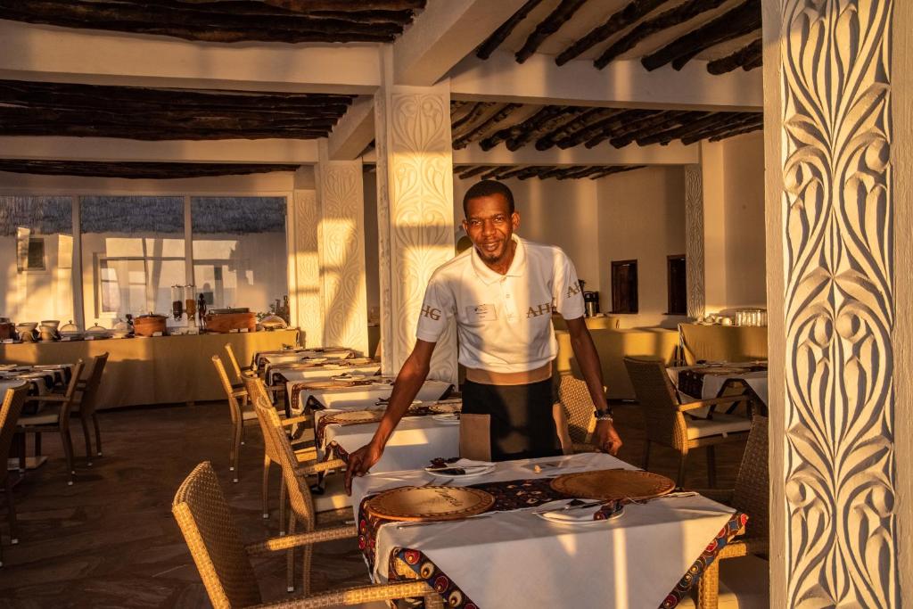 Viesmīlis AHG Dream's Bay Beach restorānā saulrietā