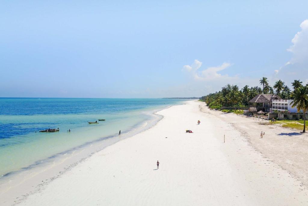 Pludmale pie Isla Bonita Zanzibar Beach Resort ar balto smilšu krastu