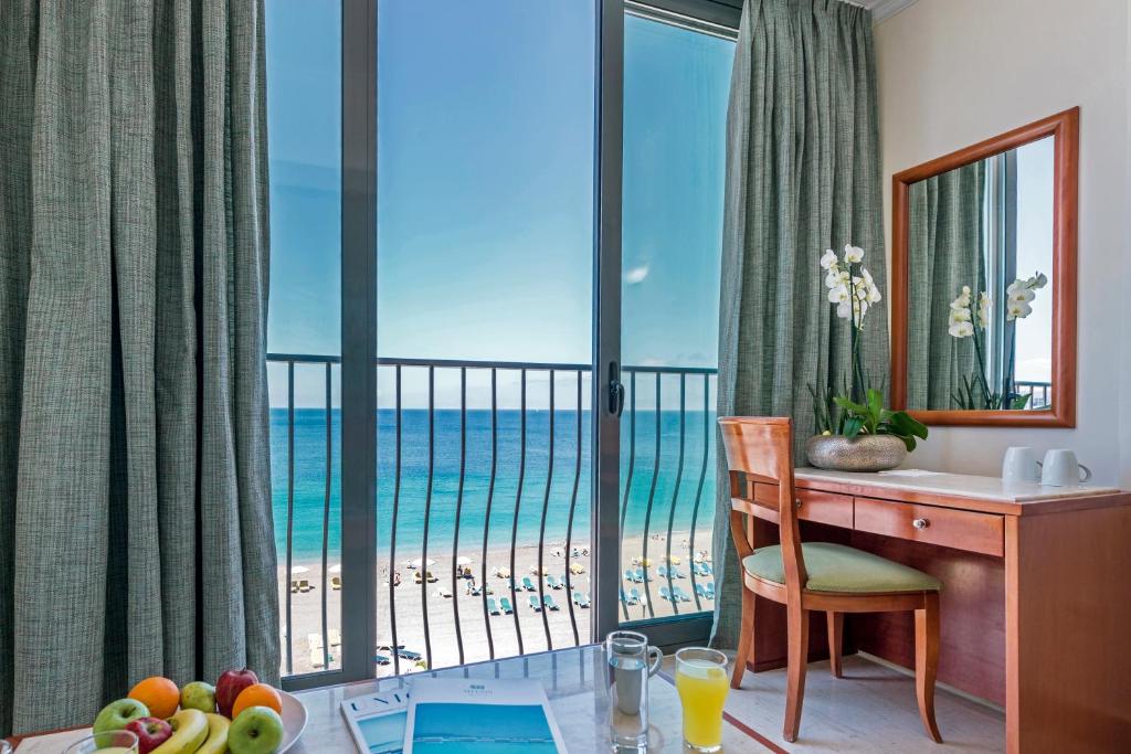 Skats no Mitsis La Vita Beach Hotel numura uz piekrasti un jūru