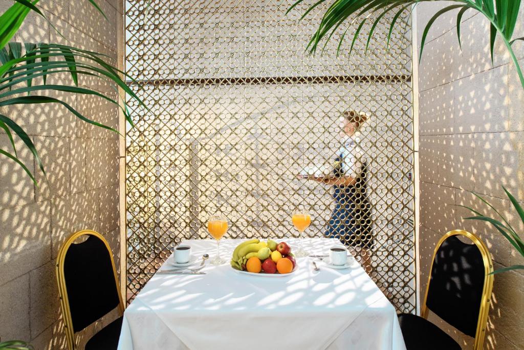 Romantiska brokastis pie Mitsis La Vita Beach Hotel ar augļiem un dzērieniem.