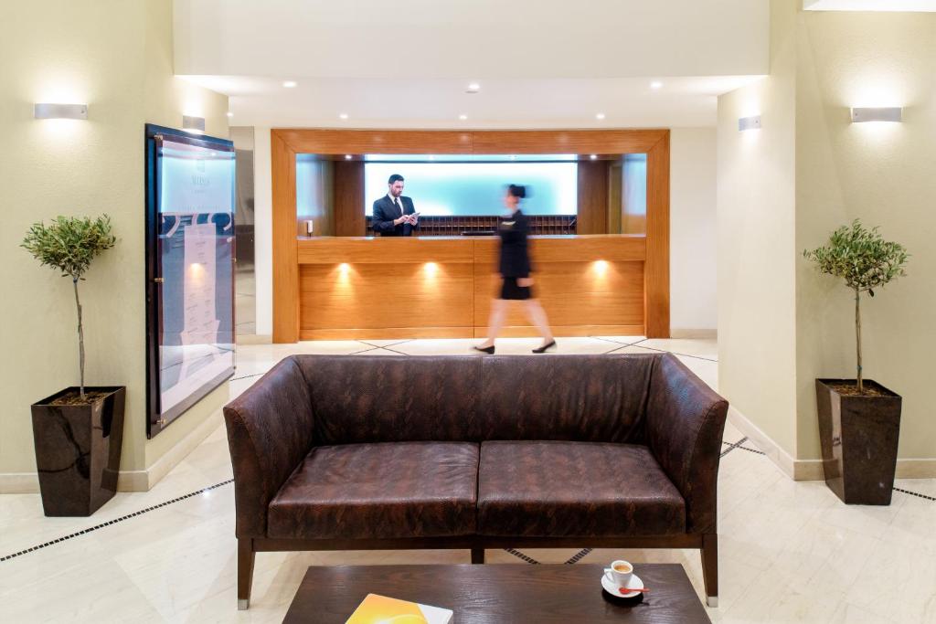 Reģistratūra Mitsis La Vita Beach Hotel ar elegantu dīvānu un apkalpojošo personālu