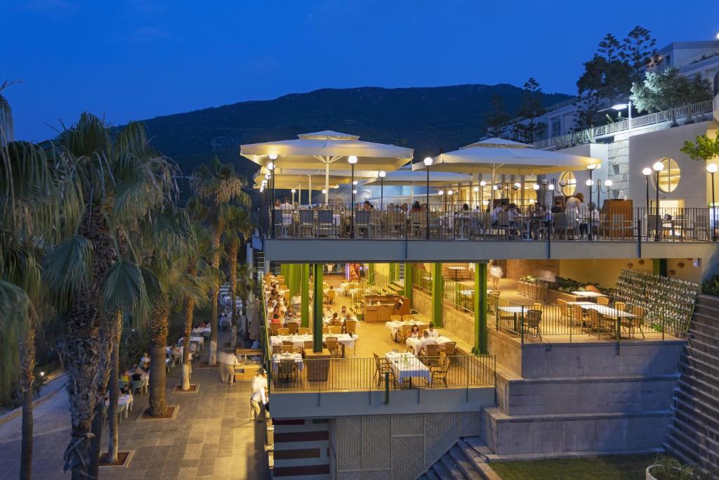 Restorāns ar terasi piekrastē, Duja Bodrum, vakara apgaismojums.