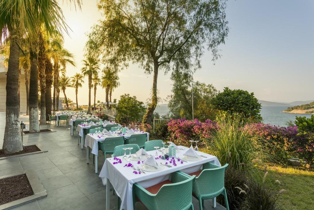 Āra restorāns pie viesnīcas Duja Bodrum ar skatu uz piekrasti.