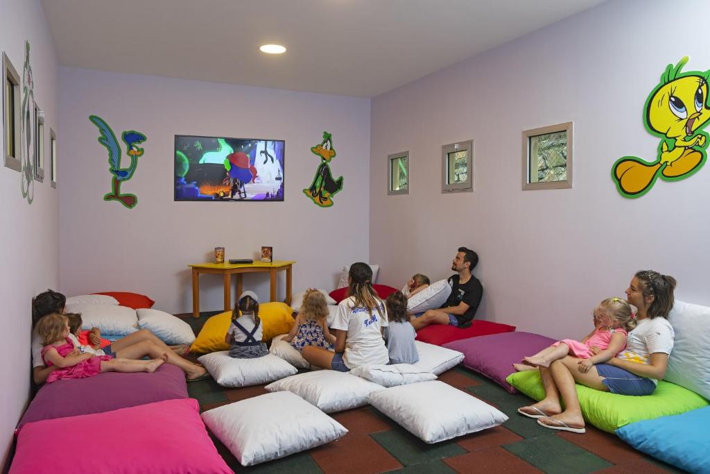 Bērnu izklaides telpa Duja Bodrum ar spilveniem un multfilmām.