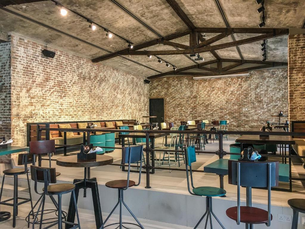 Citymax Business Bay industriāla stila restorāns ar ķieģeļu sienām.
