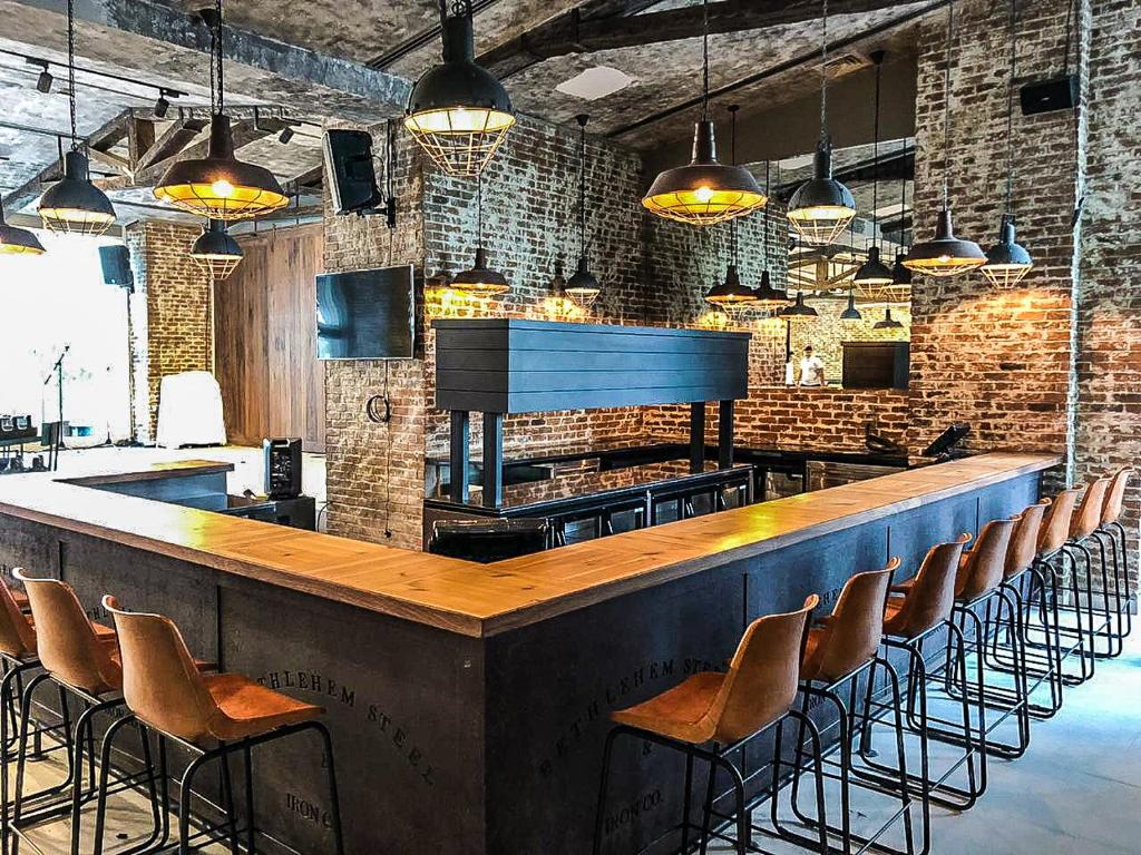 Stilīgs industriāla stila bārs Citymax Business Bay viesnīcā.