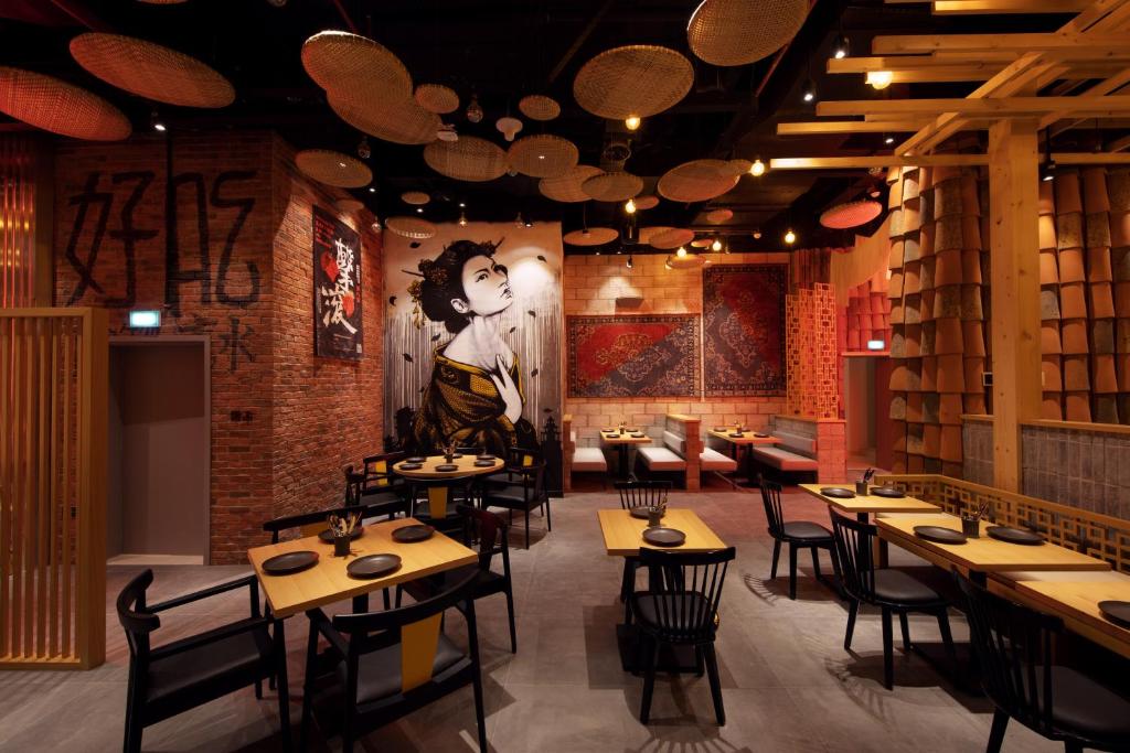 Citymax Business Bay restorāns ar mākslinieciskiem sienu dekoriem