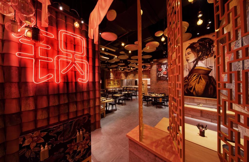 Citymax Business Bay restorāns ar siltu apgaismojumu un mākslas darbiem.