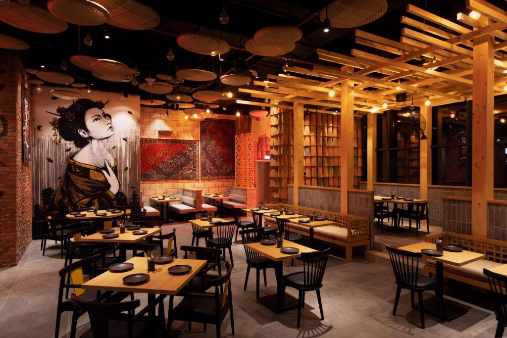 Citymax Business Bay restorāns ar modernu interjeru.