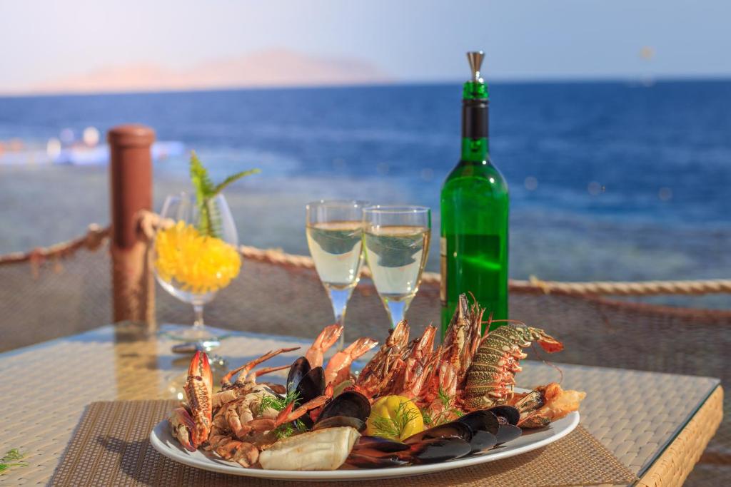 Jūras veltes un dzērieni pie Grand Rotana Resort & Spa