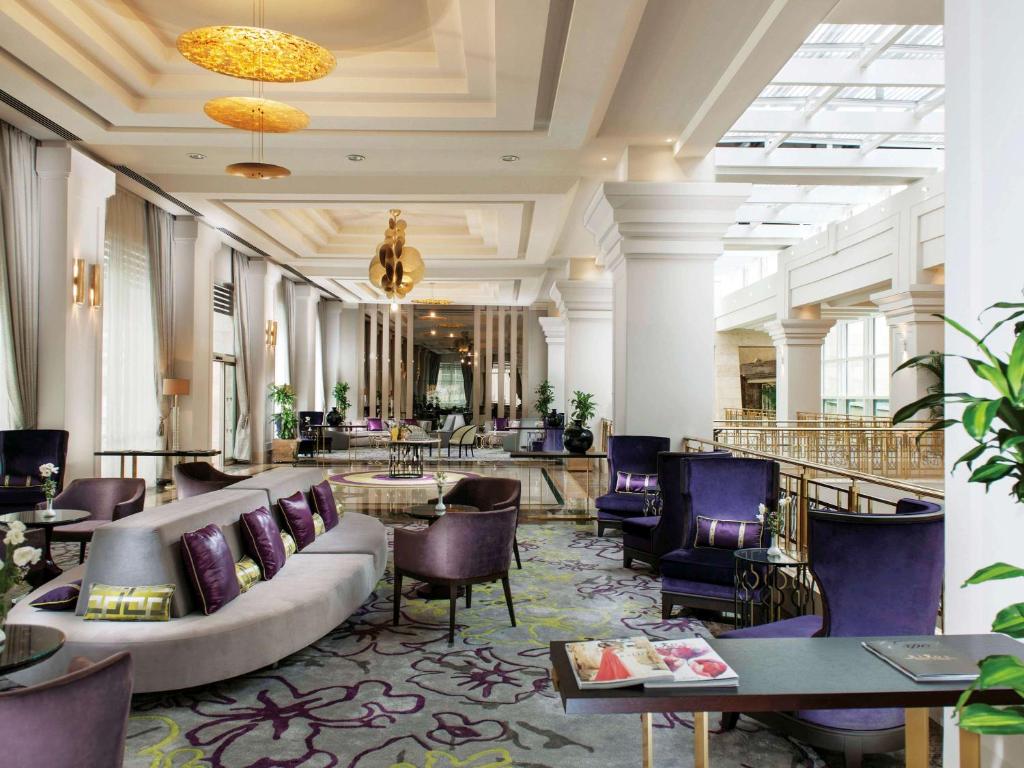 Elegants viesnīcas Rixos Premium Belek interjers ar komfortablām mēbelēm.