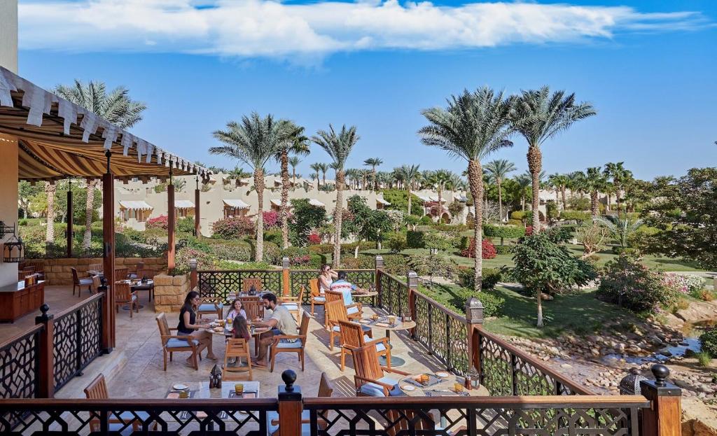 Four Seasons Resort Sharm El Sheikh restorāna terase ar skatu uz dārziem