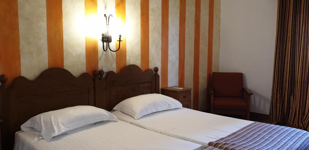 Quinta do Mar Country & Sea Village  numurs ar divām gultām un siltu apgaismojumu.