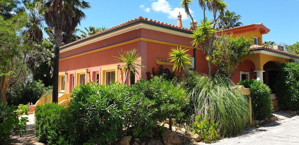 Krāsaina ēka ar dārzu pie Quinta do Mar Country & Sea Village