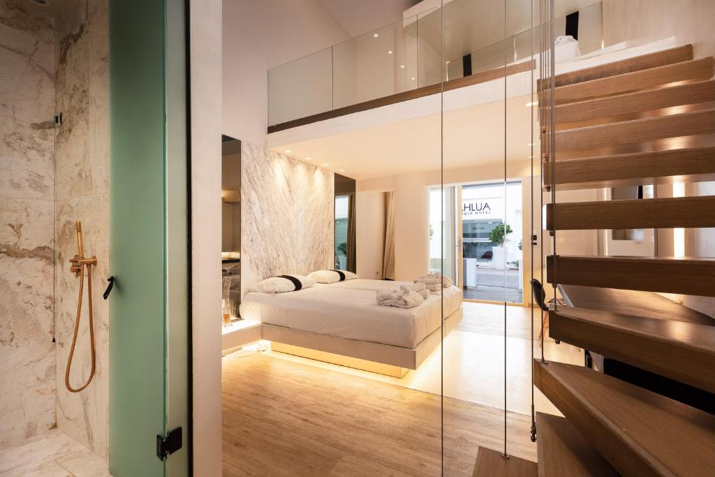 Mūsdienīgs guļamistabas interjers ar koka kāpnēm un stikla starpsienām, radot atvērtu un gaisīgu atmosfēru. Eleganta dizaina gulta un vannas istaba ar marmora apdari.