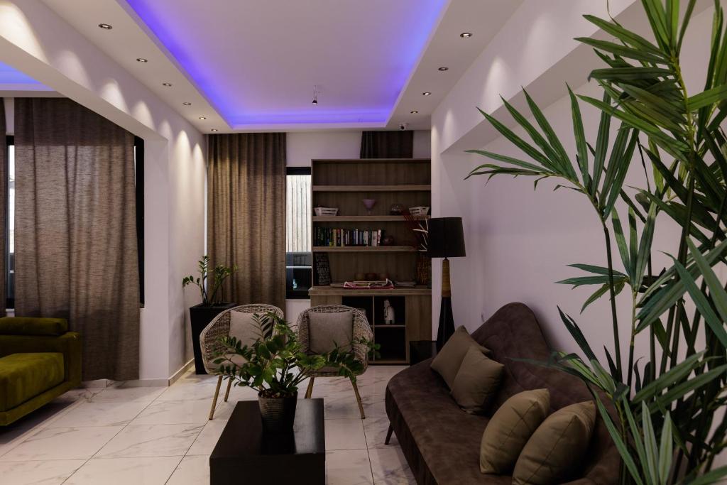 Mūsdienīga viesistaba ar elegantām mēbelēm, zaļām akcentiem un mīkstu apgaismojumu. Interjers ir veidots ar neitrālām krāsām un augu elementiem, radot mājīgu atmosfēru.